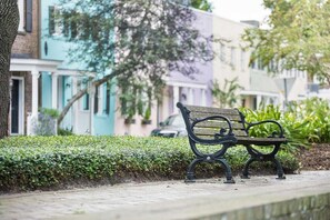 Property grounds - Modern Garden Level Apartment in Historic District (Savannah)