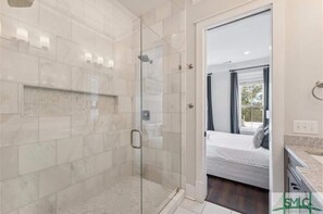 Shower, hair dryer, shampoo - Stunning Downtown Double Master Suite Townhome (Savannah)
