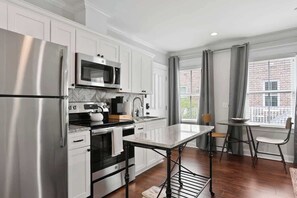 Fridge, microwave, oven, stovetop - Modern Carriage House Suite in Historic District (Savannah)