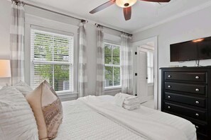 Iron/ironing board, travel cot, WiFi, bed sheets - Modern Carriage House Suite in Historic District (Savannah)