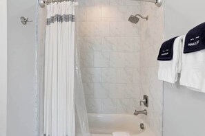 Shower, hair dryer, shampoo - Modern Carriage House Suite in Historic District (Savannah)
