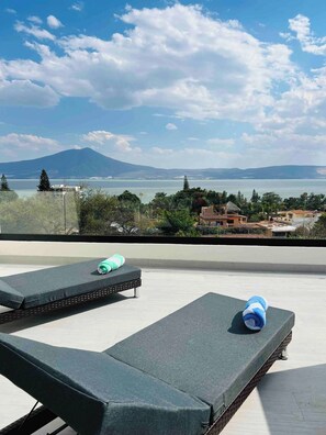 Maison, 4 chambres, piscine privée, vue lac | Enceinte de l’hébergement