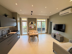 Ein modernes Apartment mit Küche, Essbereich und Wohnraum.