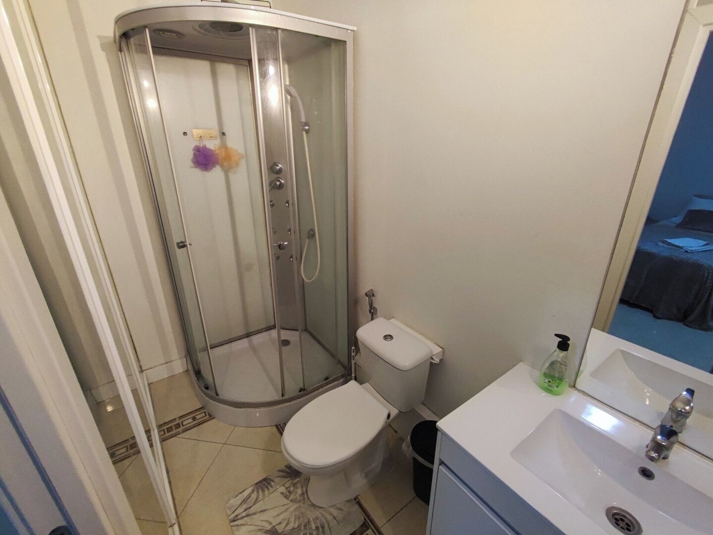 Een douche, een haardroger, handdoeken