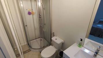 Een douche, een haardroger, handdoeken