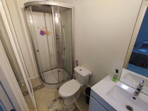 Shower, hair dryer, towels - Guest House Alojamento Santa Catarina Suite 4 - Your refuge in the heart of Alenquer (Carregado)