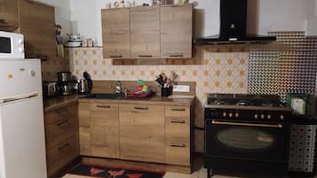 Een koelkast, een microgolfoven, een oven, een kookplaat