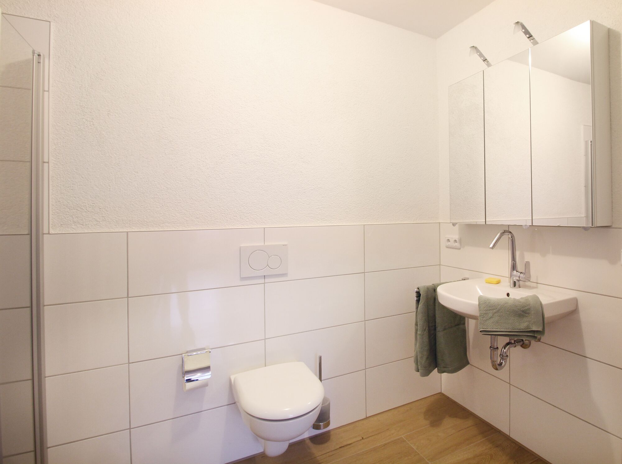 Haartrockner, Handtücher, Seife, Toilettenpapier