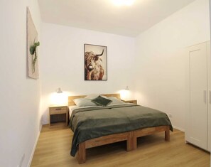 Escritorio, tabla de planchar con plancha, wifi gratis y ropa de cama