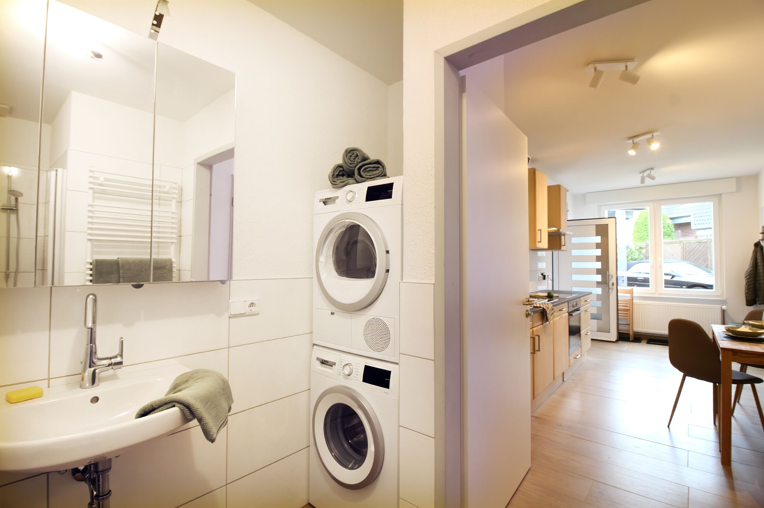 Haartrockner, Handtücher, Seife, Toilettenpapier