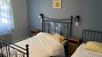 Iron/ironing board, WiFi, bed sheets