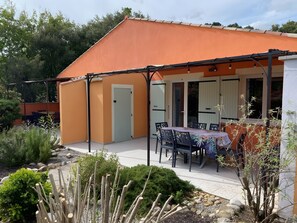 Outdoor dining - Gîte Cigales 1, Le Petit Paradis Provençal (Allemagne-en-Provence)