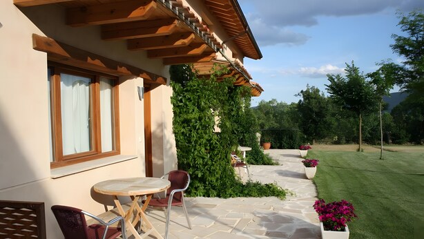 A patio with stone flooring, wooden pergola, and outdoor seating. - Country House 'Villabamba 4' with Mountain View, Shared Terrace and Wi-Fi (Valdeavellano de Tera)