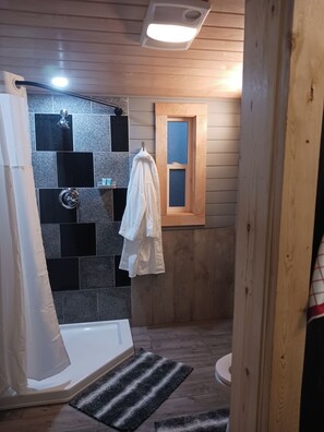 Een douche, een haardroger, handdoeken, zeep