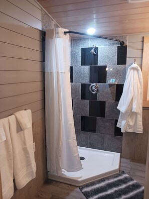 Dusche, Haartrockner, Handtücher, Seife