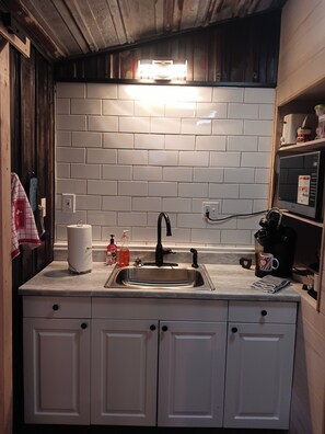 Microwave - Loft suite with cozy Queen minutes from Makers Mark , Log Still , Gethsamane (Loretto)