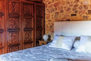 Casa, balcón, vista a la montaña | Ropa de cama de alta calidad, edredón y escritorio 