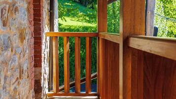 Hus - balkong - utsikt mot bergen | Sängtillbehör av högsta kvalitet, duntäcken och skrivbord