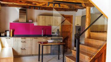 House, Balcony, Mountain View | Private kitchen | Full-sized fridge, microwave, oven, stovetop