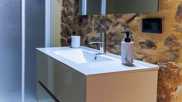 Hus, balkong, fjellutsikt | Bad | Dusj, toalettartikler (inkludert), hårføner og håndklær