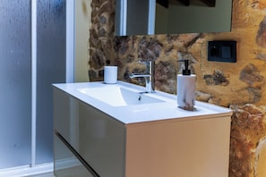 Ferienhaus, Balkon, Bergblick | Badezimmer | Dusche, kostenlose Toilettenartikel, Haartrockner, Handtücher