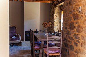 Ferienhaus, Balkon, Bergblick | Speisen