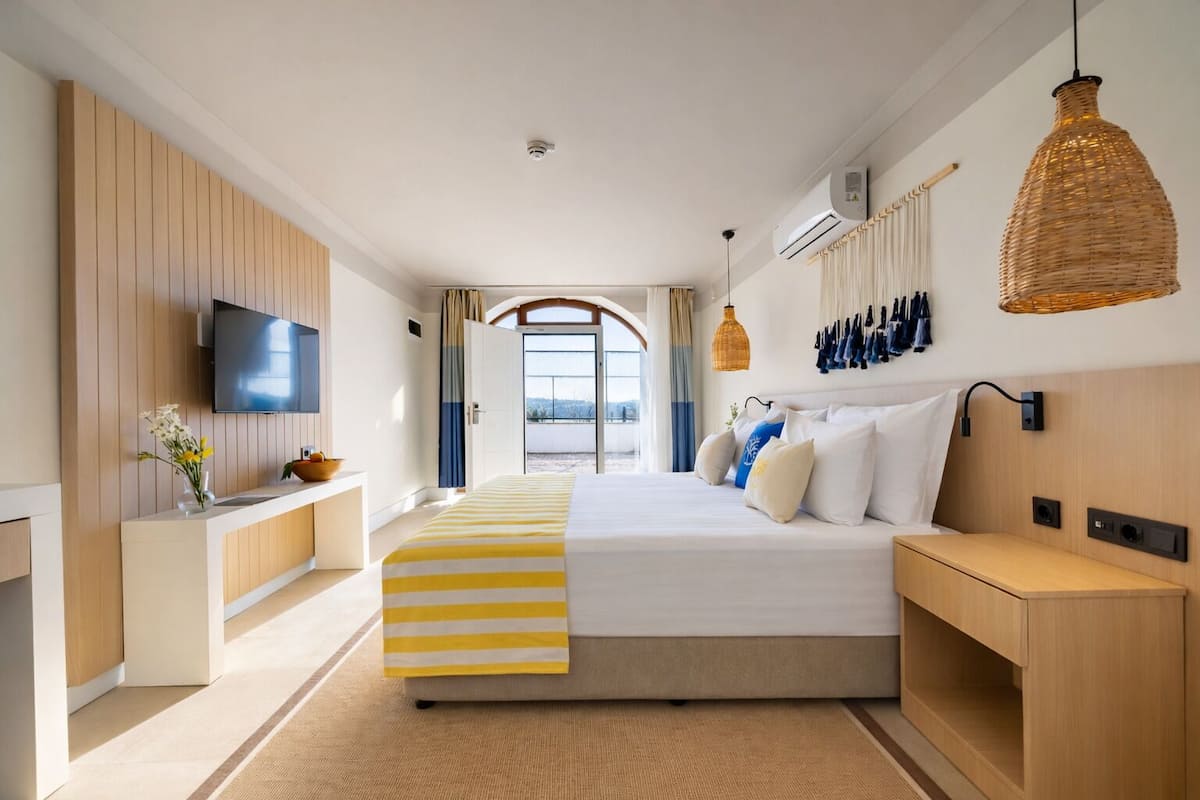 豪華雙人或雙床房, 露台, 海濱 | 高級寢具、迷你吧、免費無線上網、床單