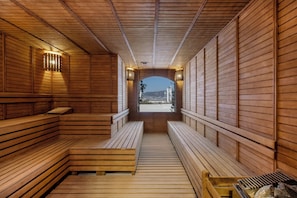 A sauna with wooden benches and a view of a mountain. - BaÅŸka Resort Bodrum - All inclusive (Bodrum)