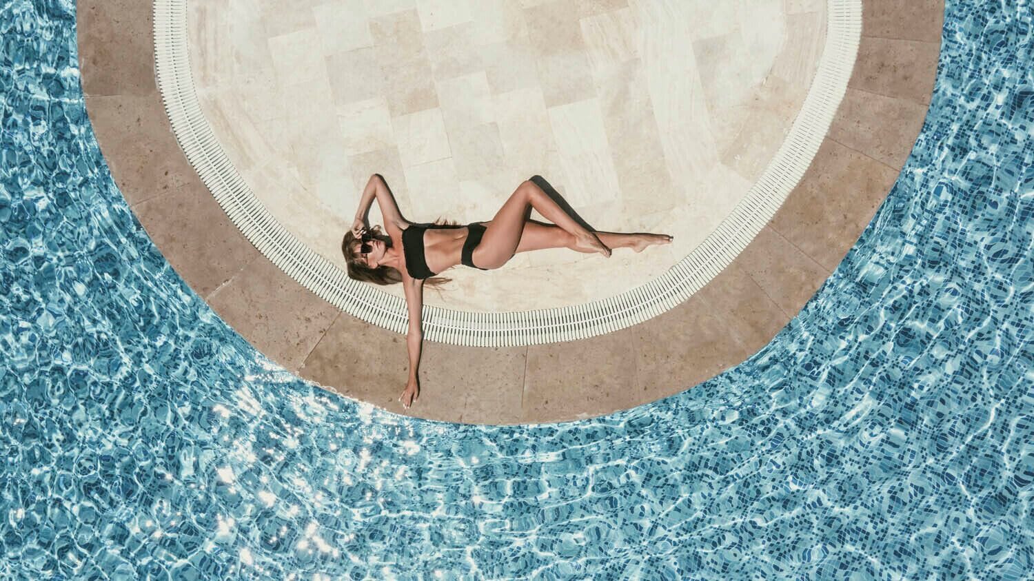 Piscina externa sazonal, funciona das 8h às 20h, guarda-sóis