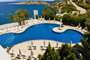 Piscine extérieure (ouverte en saison), parasols de plage
