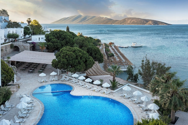 Seasonal outdoor pool, open 8:00 AM to 8:00 PM, pool umbrellas