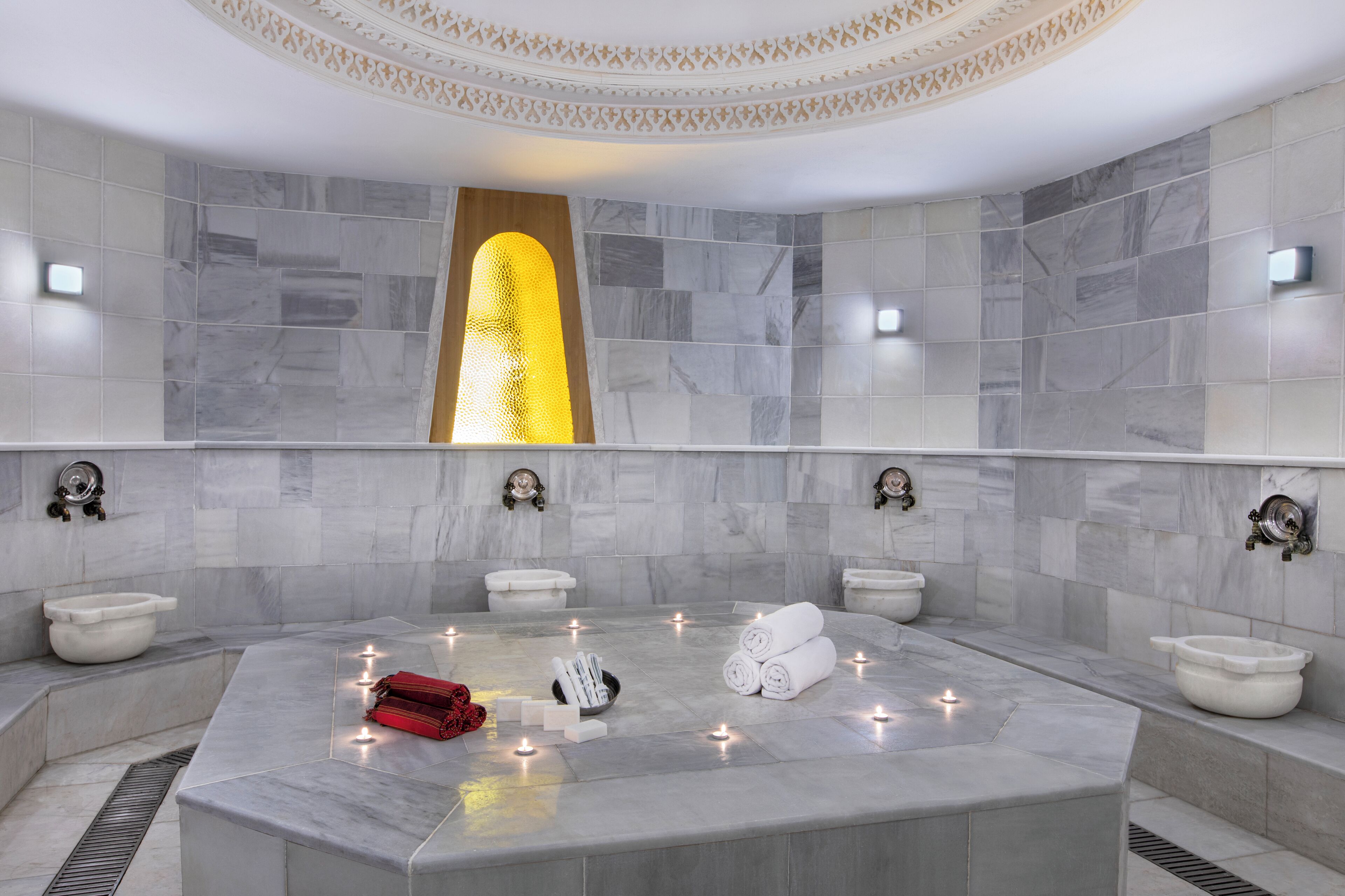 Salas de tratamiento para parejas, un sauna, una bañera de hidromasaje