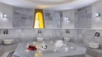 Salas de tratamiento para parejas, un sauna, una bañera de hidromasaje