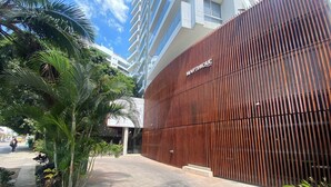 En modern byggnad med en träfasad och en skylt med texten ”MARTINIQUE”.