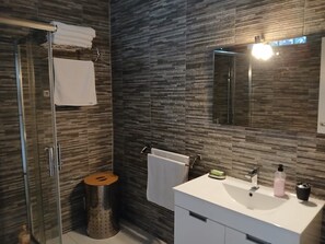 Regadera, toallas, jabón, papel de baño 