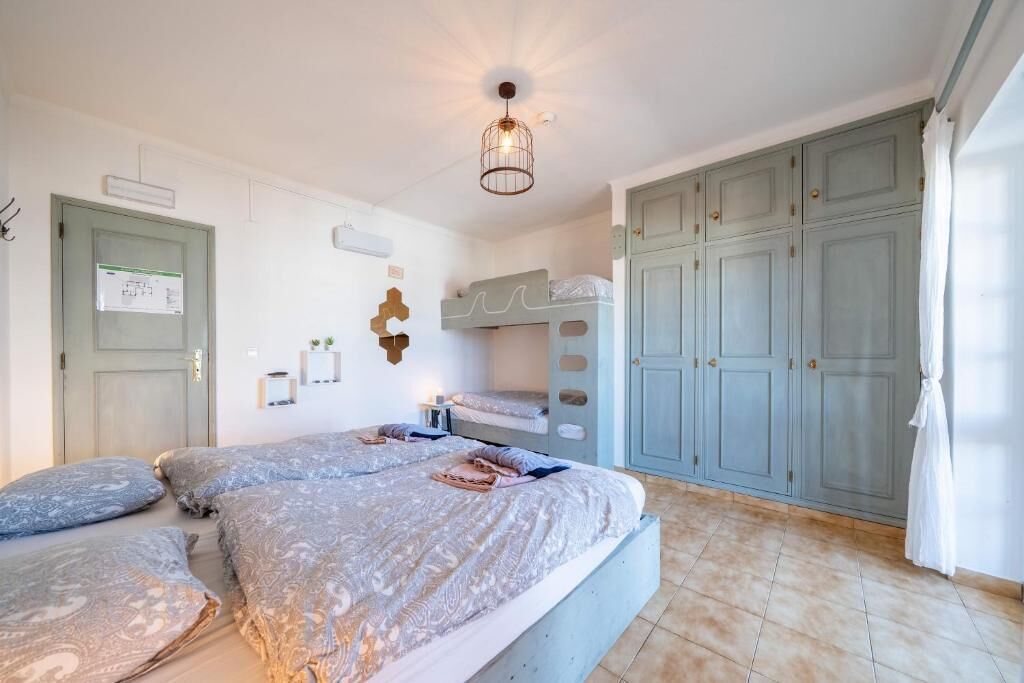 واي فاي مجانًا وملاءات أسرّة