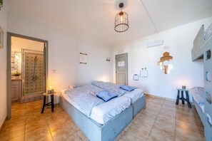 Deluxe-Vierbettzimmer, Balkon, Meerblick | Kostenloses WLAN, Bettwäsche