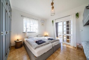 Habitación familiar, balcón, vista al océano | Wifi gratis y ropa de cama 