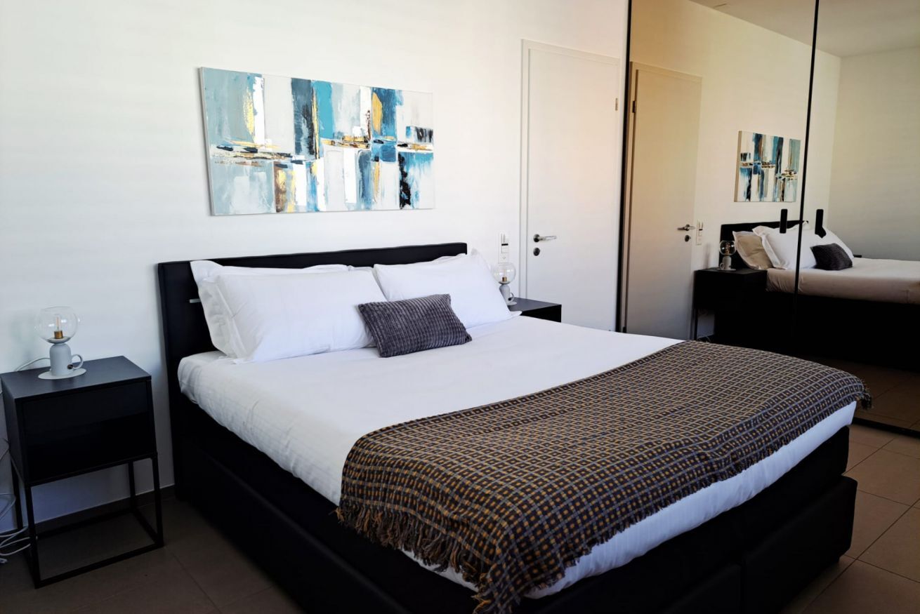 1 chambre, fer et planche à repasser