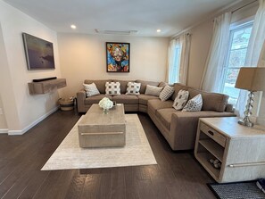Smart TV, books - New 5BR Luxury Home Near Ferry – Huge Deck, Fire Pit, Sleeps 12 (Tisbury)