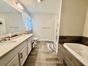 Regadera, toallas, papel de baño 