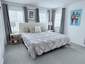 5 bedrooms, desk, free WiFi, bed sheets - New 5BR Luxury Home Near Ferry – Huge Deck, Fire Pit, Sleeps 12 (Tisbury)