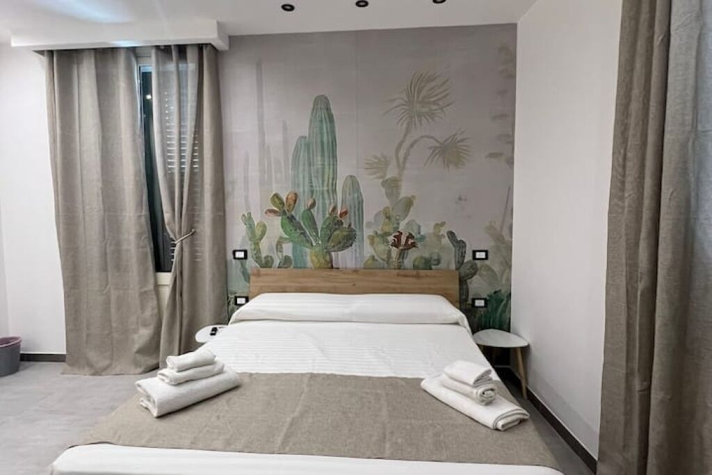 2 soverom, safe på rommet, strykejern/-brett og reiseseng for barn