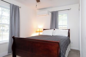 2 bedrooms, iron/ironing board, WiFi, bed sheets - Oak Bluffs home conveniently located. (Oak Bluffs)
