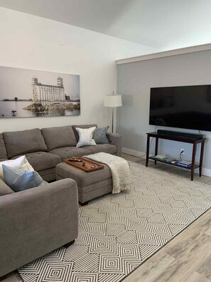 Living area - COUPLES RETREAT Downtown Collingwood, Ontario (Collingwood)