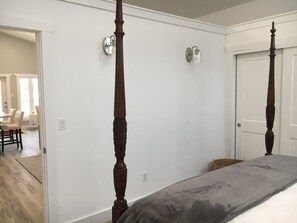 Iron/ironing board, WiFi, bed sheets - COUPLES RETREAT Downtown Collingwood, Ontario (Collingwood)