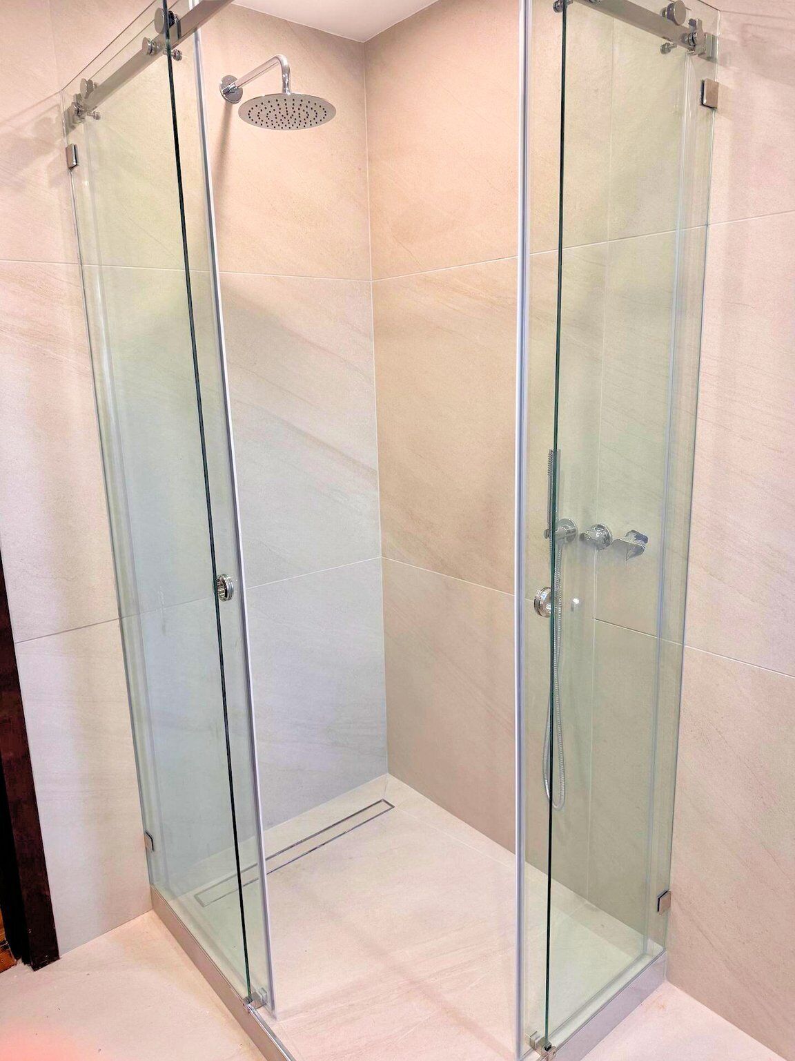 シャワー、タオル、石鹸、トイレットペーパー