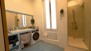 Douche, sĂšche-cheveux, serviettes fournies