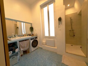 Dusche, Haartrockner, Handtücher