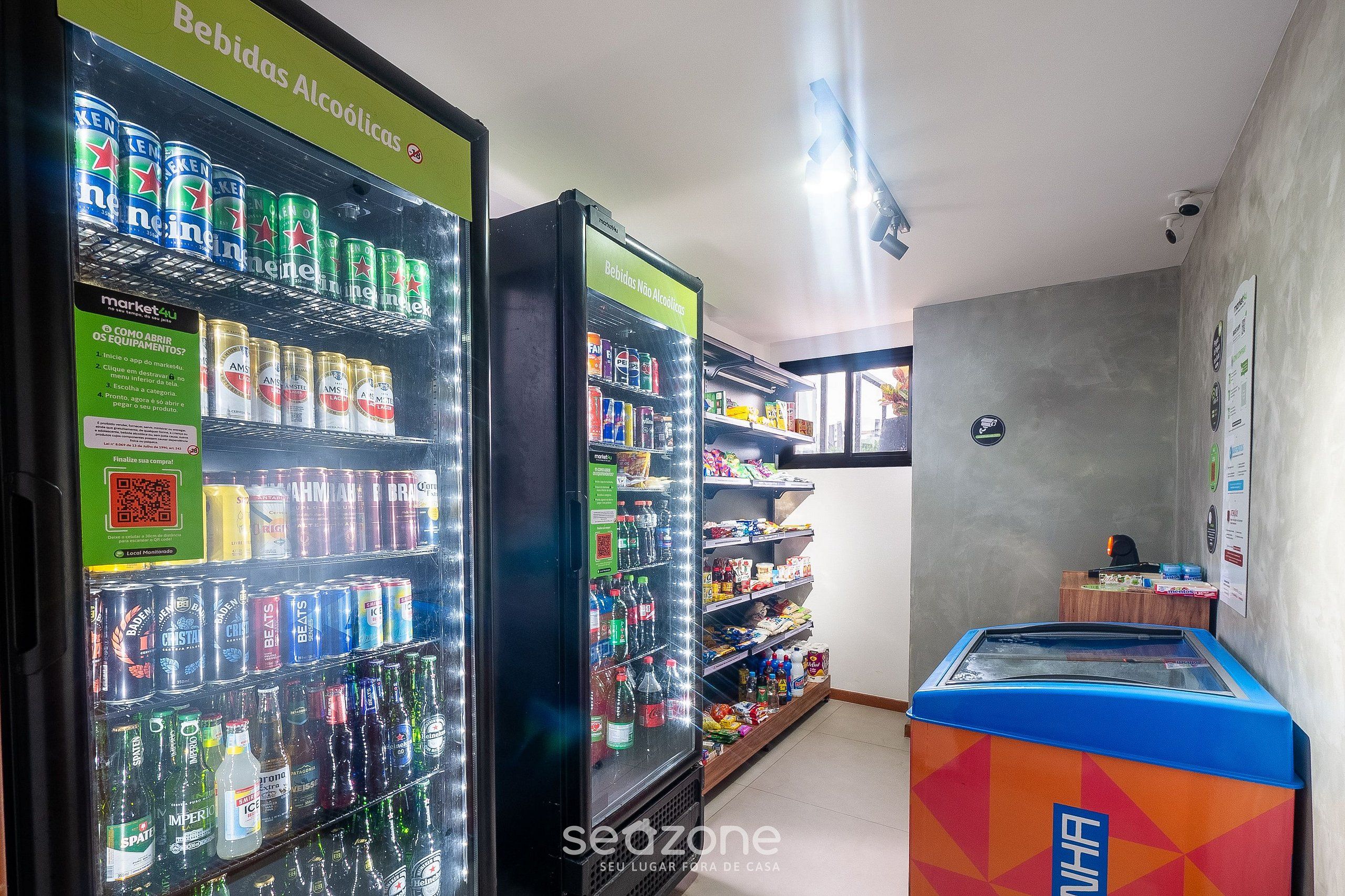 Un espace équipé de distributeurs automatiques proposant une variété de boissons, ainsi qu’un code QR pour accéder à des informations complémentaires.